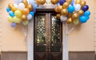 Globos con helio 2 Puerta de entrada de edificio decorada con globos perlados