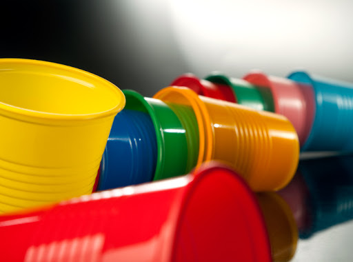 Vasos de plástico de colores