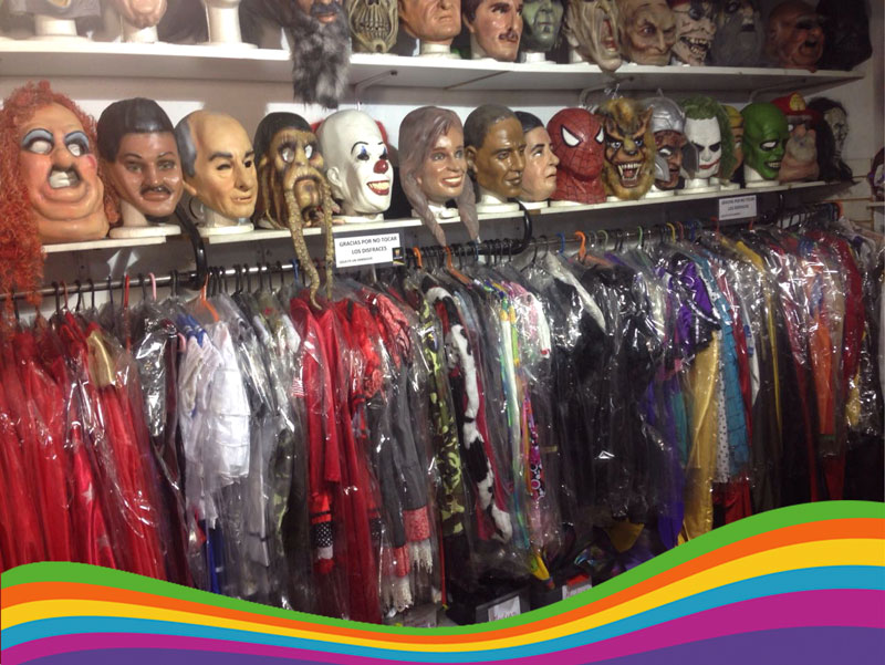 Colección de máscaras en local de Disfraces MF